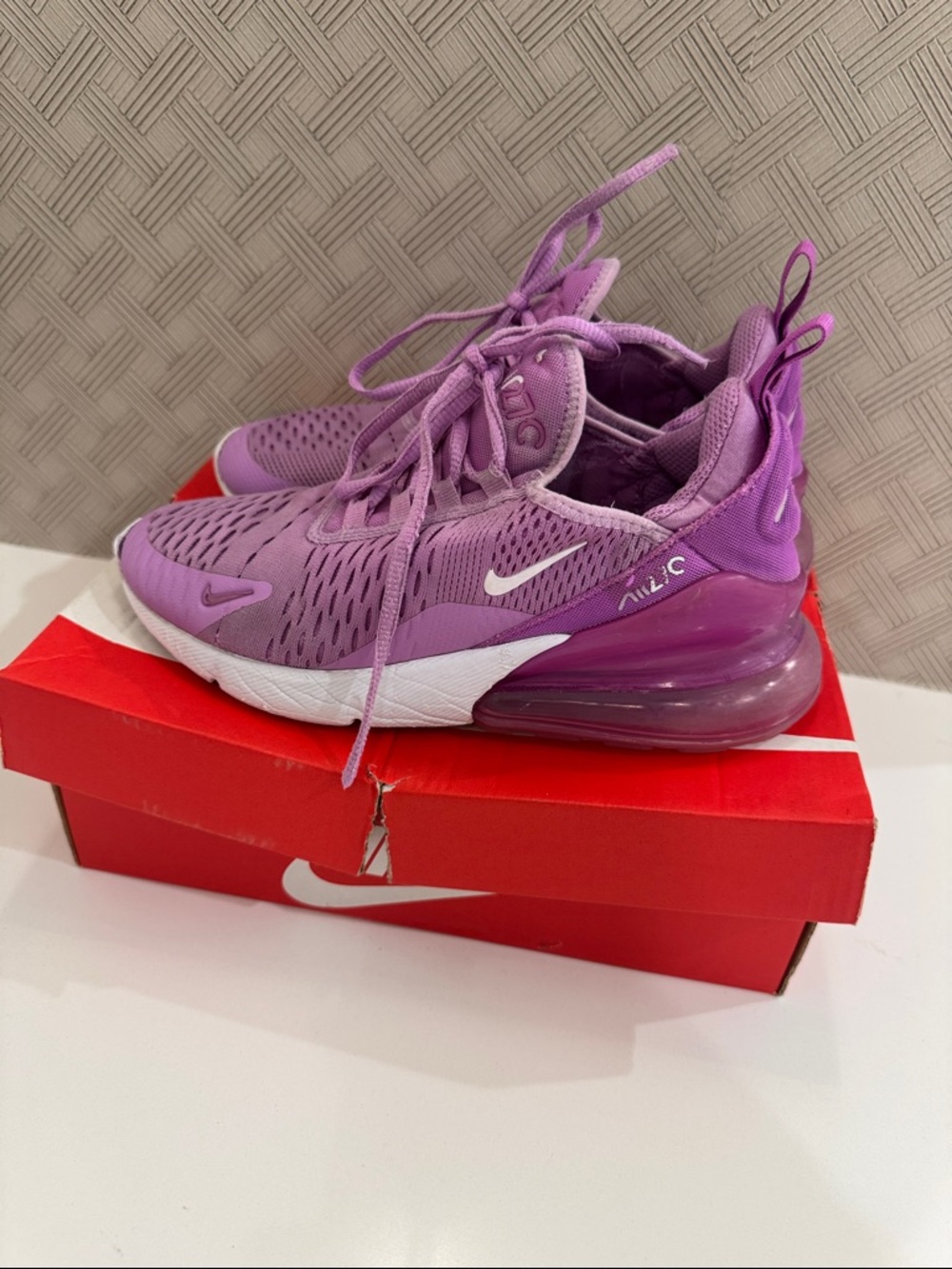 NIKE Youth Grade-School Nike Air Max 270 (GS) Rush Fuchsia/White size 4